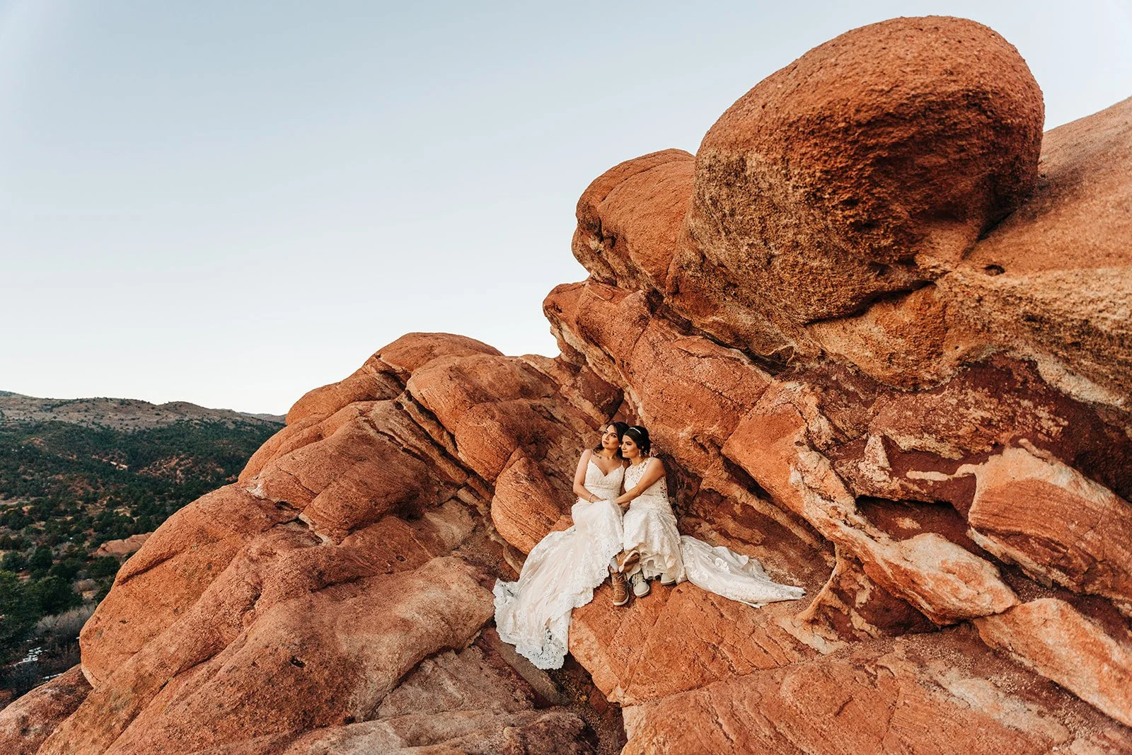 garden of the gods couple eloping near red rocks