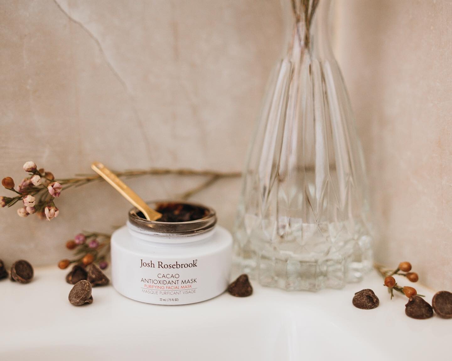 #JoshRosebrookgiftedme Okay this @joshrosebrook cacao antioxidant mask is UNREAL. Not only does it actually smell just like cacao (surprise lol), it also works to rejuvenate and purify the skin. The rich cacao antioxidants help slow skin cell decline