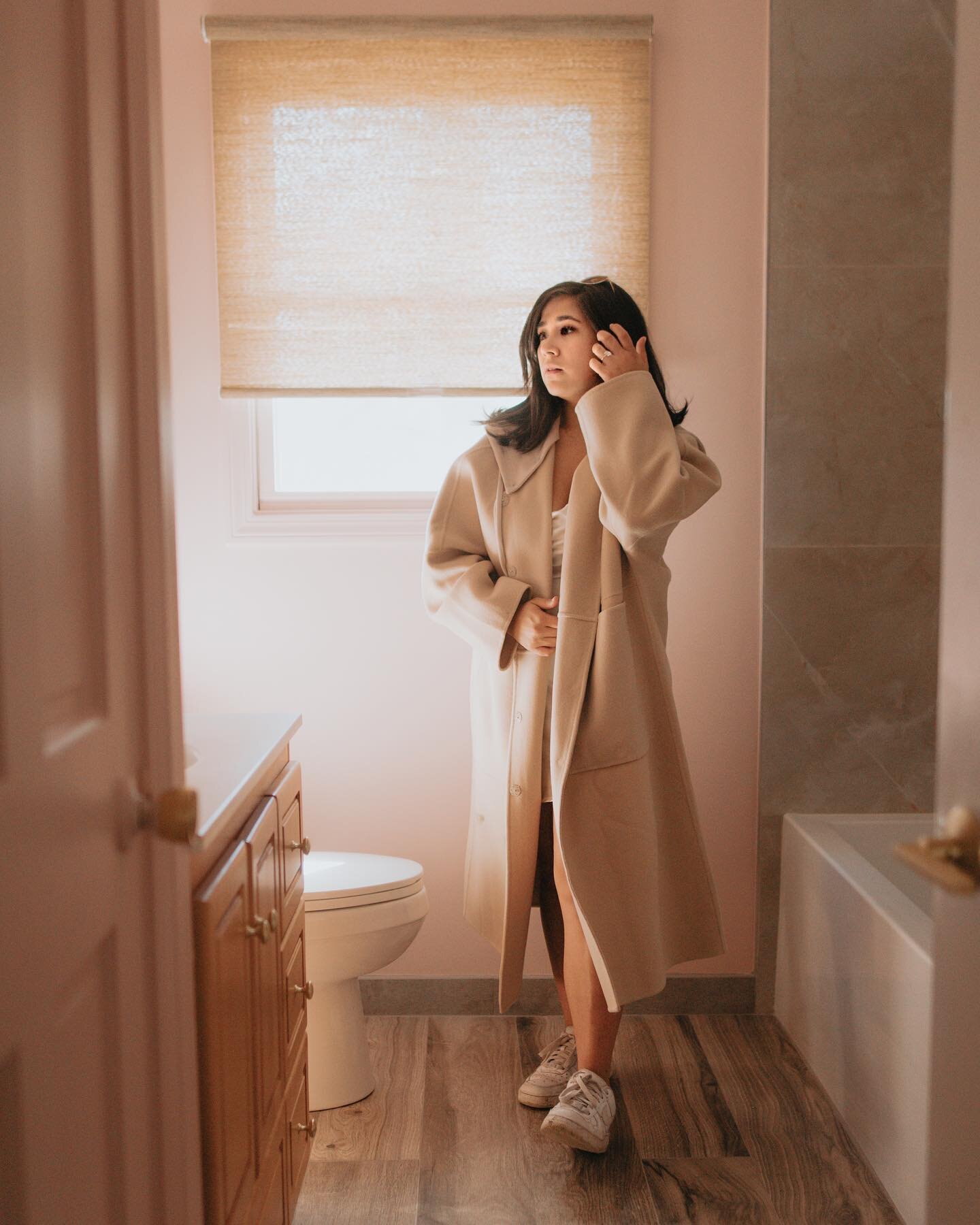 Spring renovations, check. 💗🌷Our new guest bathroom feels like we&rsquo;ve stepped into a ladies tea salon, and I&rsquo;m feelin&rsquo; like a lady in my new coat! @lit_activewear My go-to favorite to elevate any outfit, and has been especially per