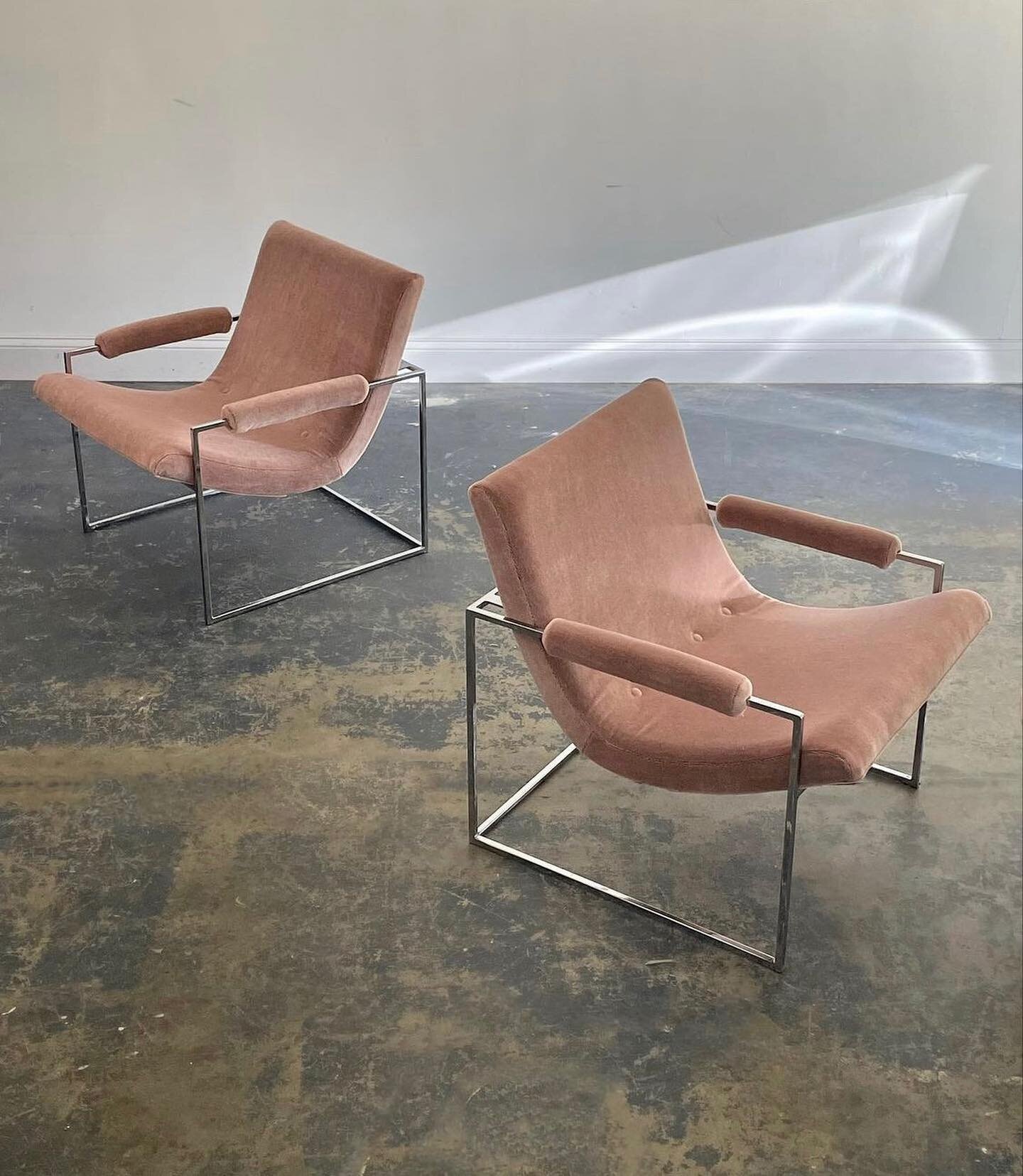 A pair of Milo Baughman scoop chairs redone in mohair

Last picture is the original

#upholstery #reupholstery #mohair #handmadebuttons #furniture #midcenturymodern