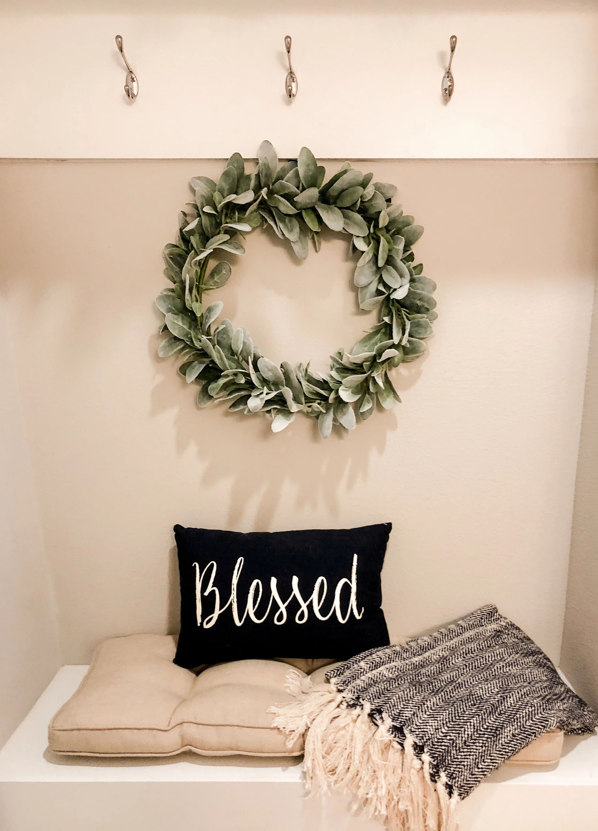 Here is a sneekpeeqk of the decor— I absolutely love how this little nook turned out!