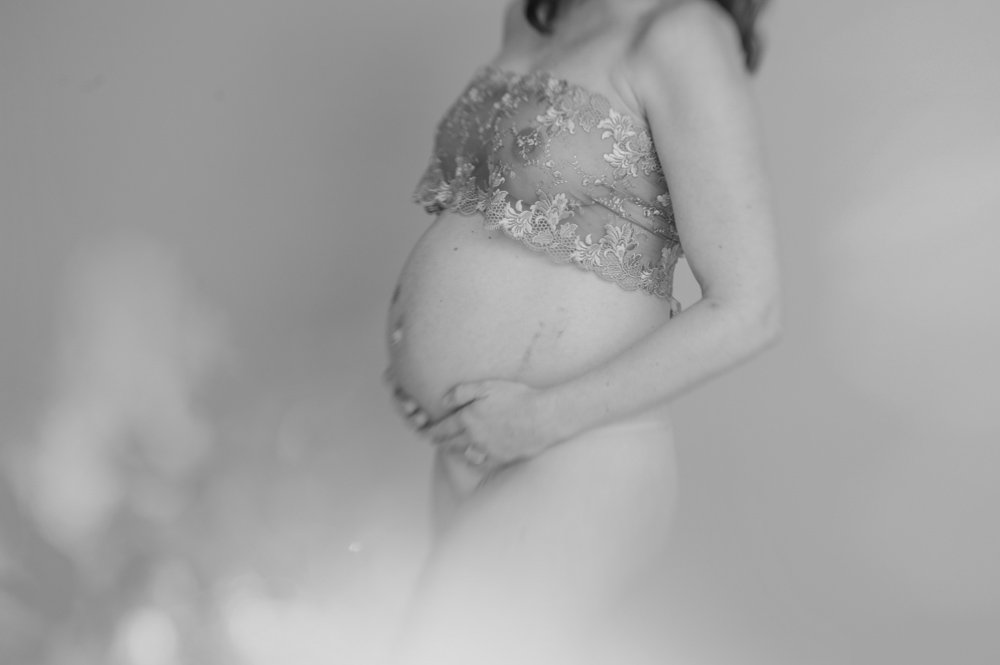 boudoir-portrait-woman-pregnancy.jpg.jpg
