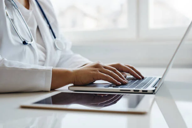 doctorusingcomputer.jpeg