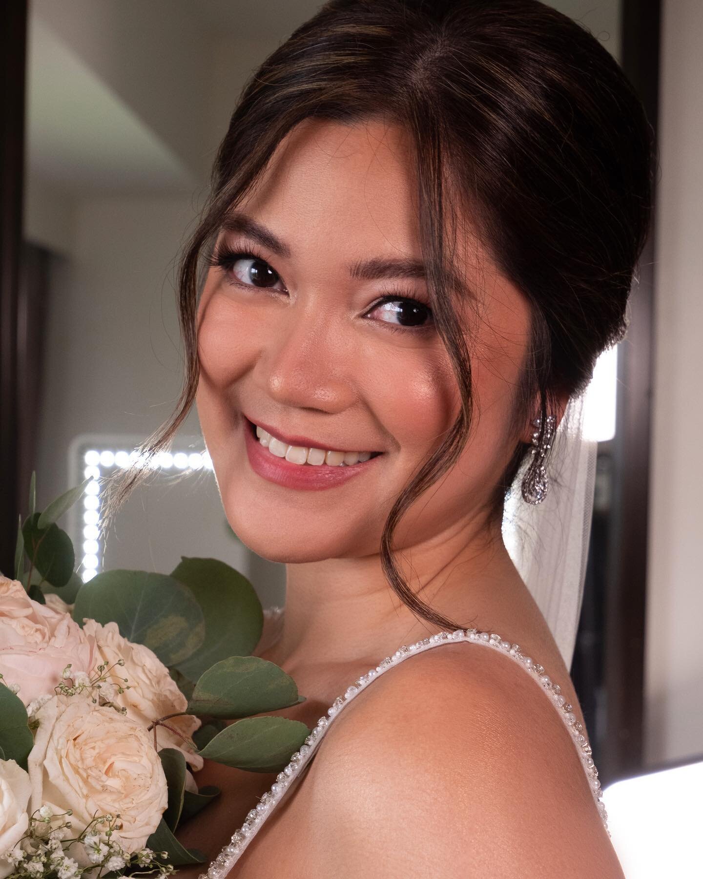 Fresh, elegant and timeless ✨

My goal when doing bridal makeup is to always let the the bride&rsquo;s natural beauty shine. The focal point should always be her and not the makeup. I love it when everything blends so seamlessly that it hardly even l