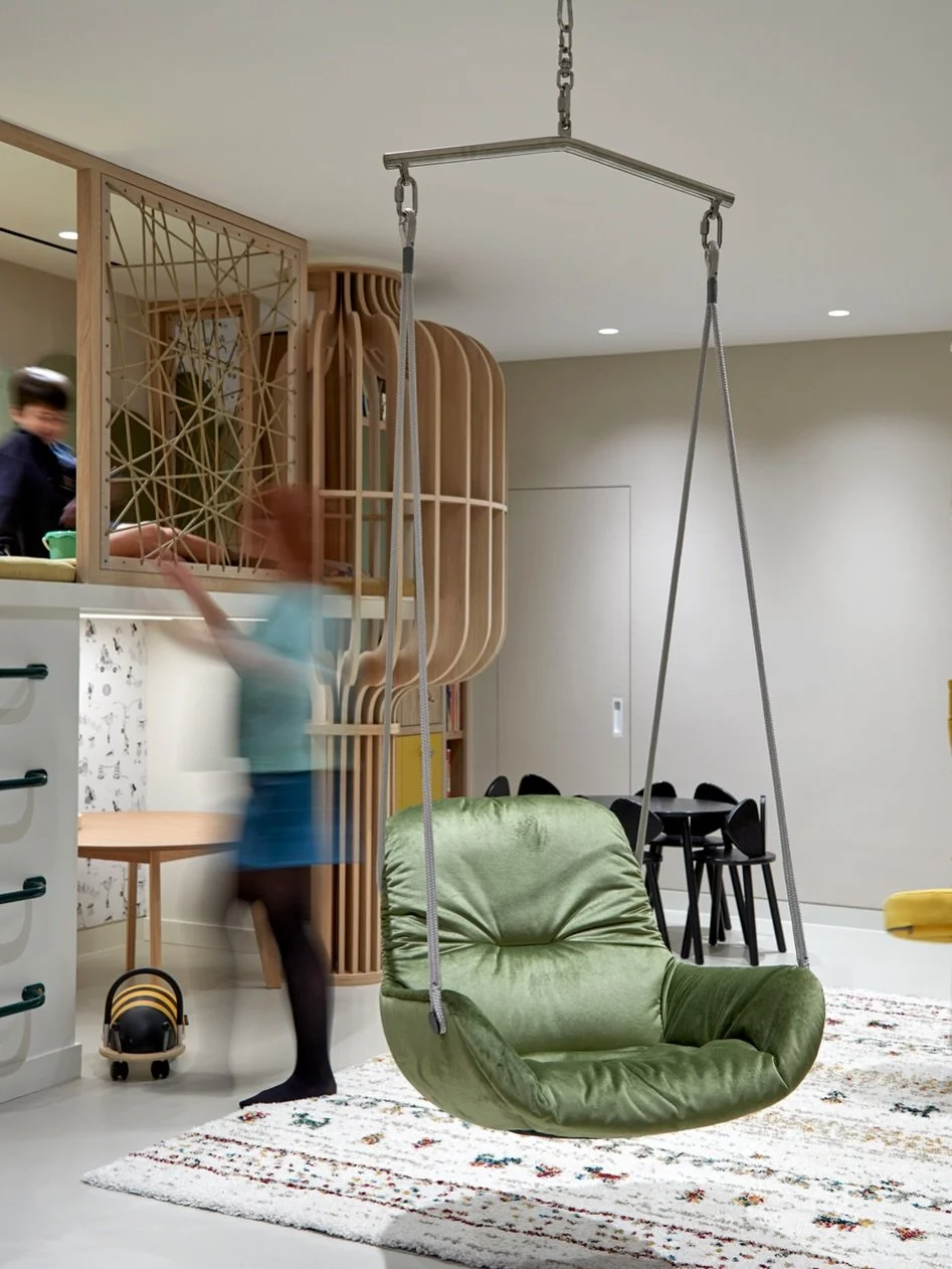 Slow Sundays, spacious rooms &amp; family corners that work hard and look beautiful&hellip; most of the time! 🎪 

Swipe to see a few ideas we come back to again and again: 

1. A clear, open landing zone in the middle of each room for role polies, r