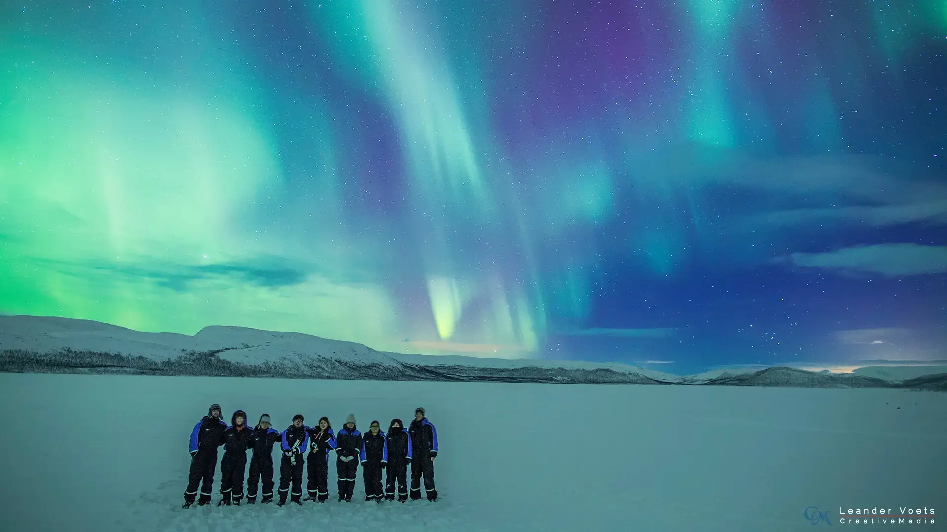 northern-lights-happy-people.webp