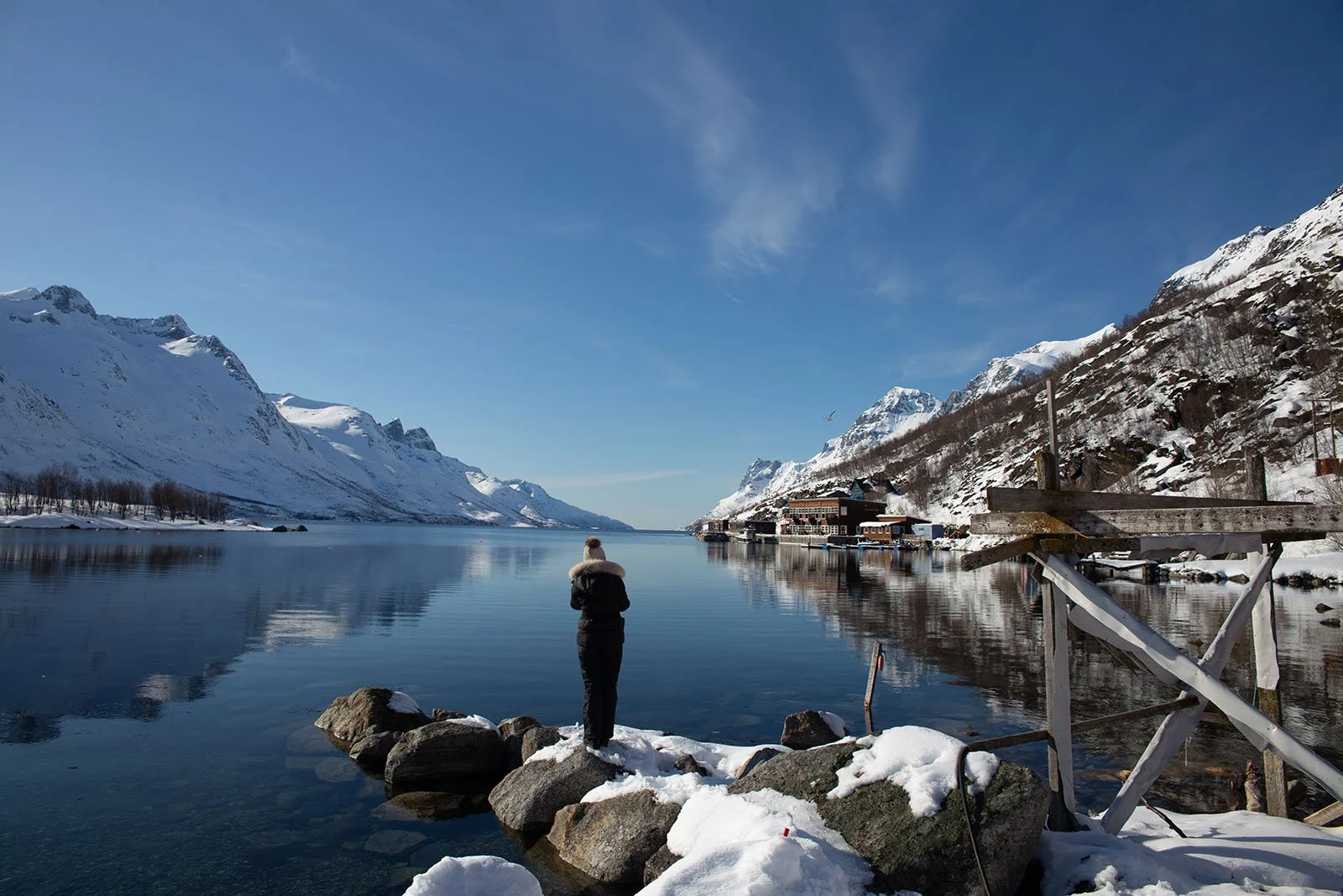 fjordbilder-Woman-down-in-Ersfjordbotn-1600px.jpg