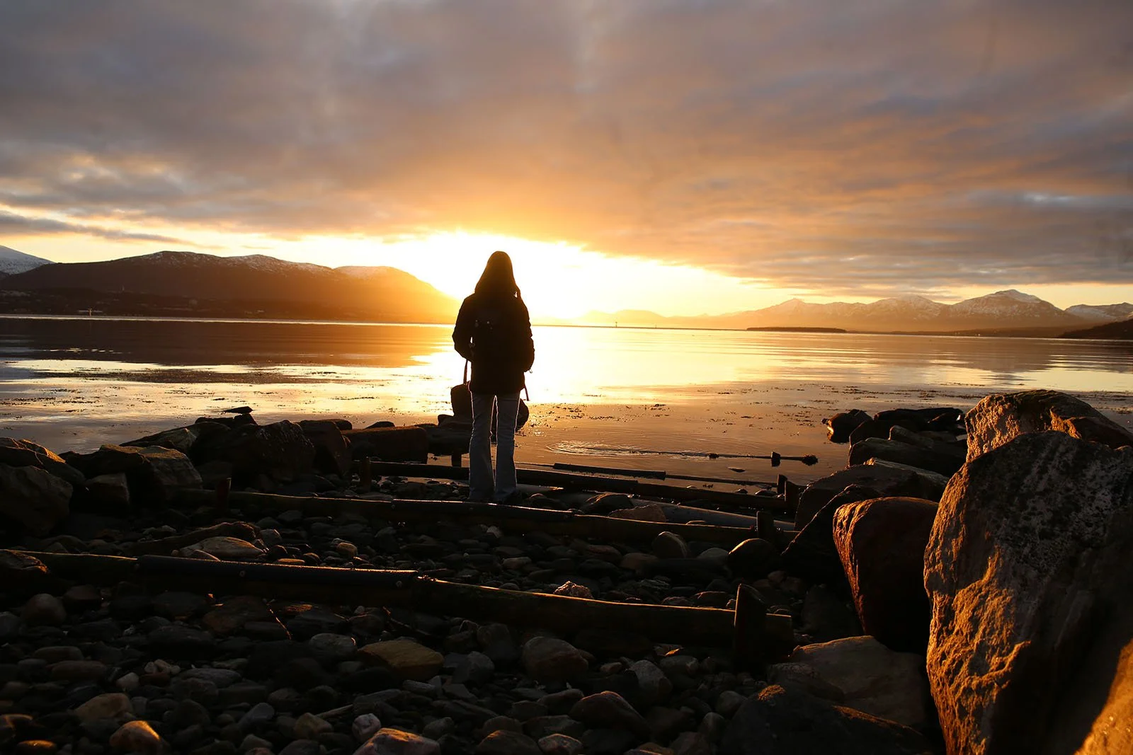 fjordbilde-Woman-observing-glowing-sky-1600px.jpg