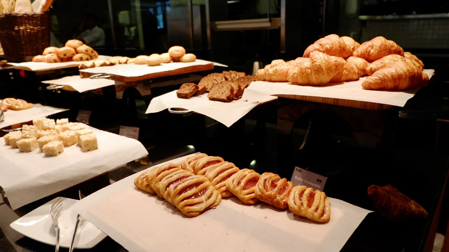 movenpick-jbr-talk-restaurant-pastry.jpg