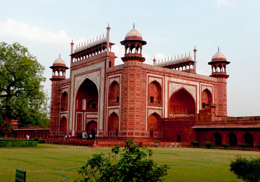 Taj-Mahal-gate.jpg