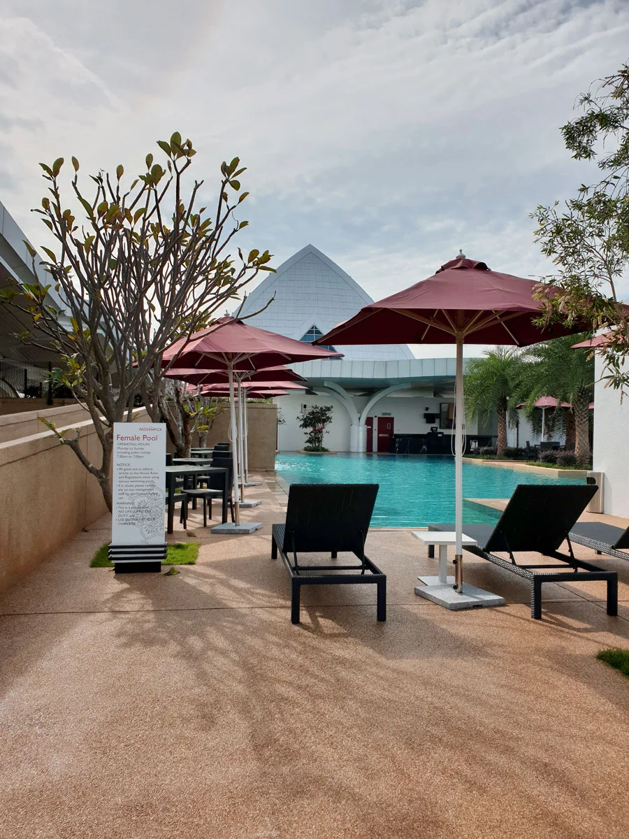movenpcikhotel_KLIA_Female_SwimmingPool.jpg