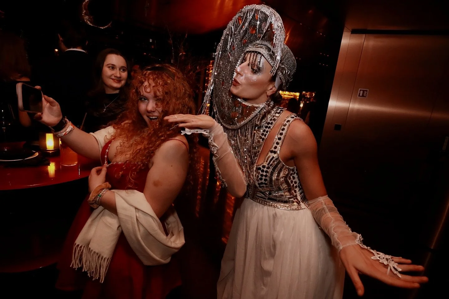 a selfie with the moon🌙 who wouldn&rsquo;t?
Lumiere de la lune at @solayalondon @artotellondonhoxton 

Performance, acts, and styling from concept to creation by @amusementsofamunet 
💄: @dsartistry_ 
🌙 @trashyplanets 
📸: @darnellibrahamphotograph