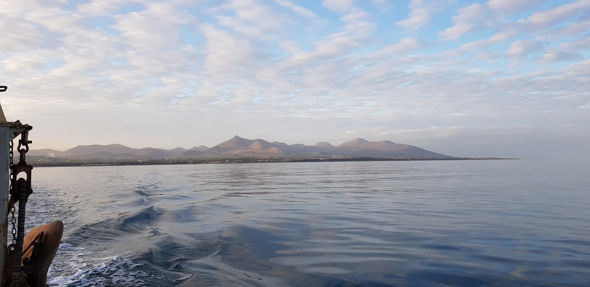 Une journée calme en mer avec les montagnes de Mourne qui brillent par Stanley Hanna
