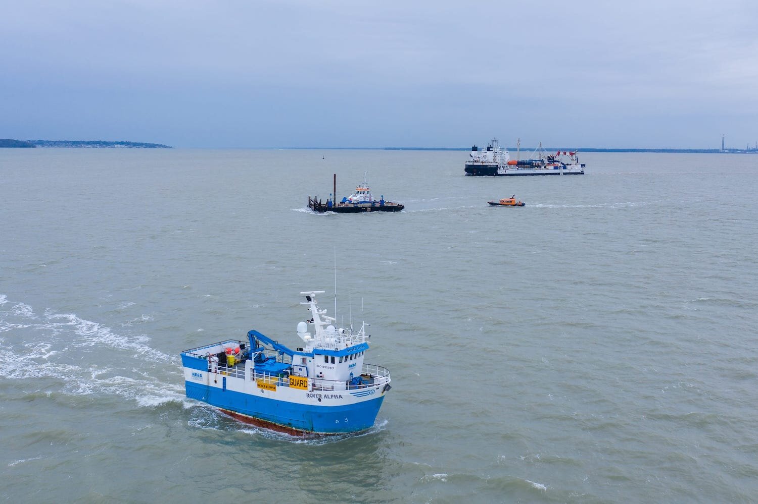 Pose de câbles avec les navires de surveillance redimensionné.jpg