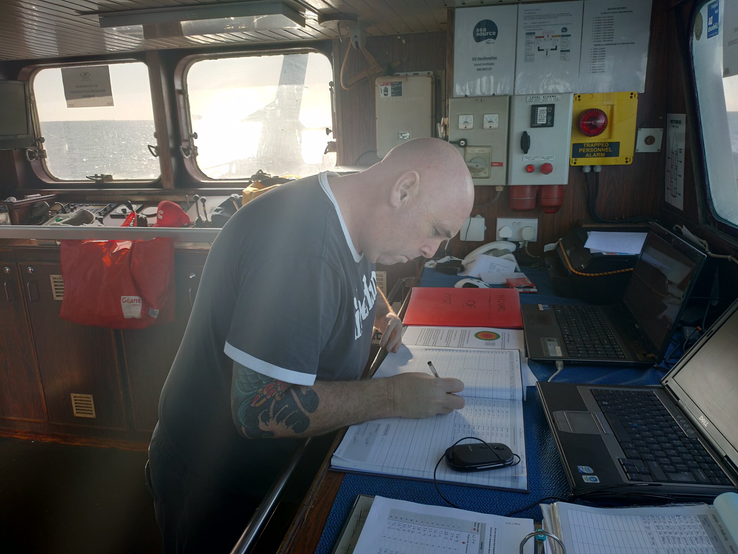 L'enregistrement et les rapports font partie de la routine quotidienne du capitaine de chaque navire de garde.