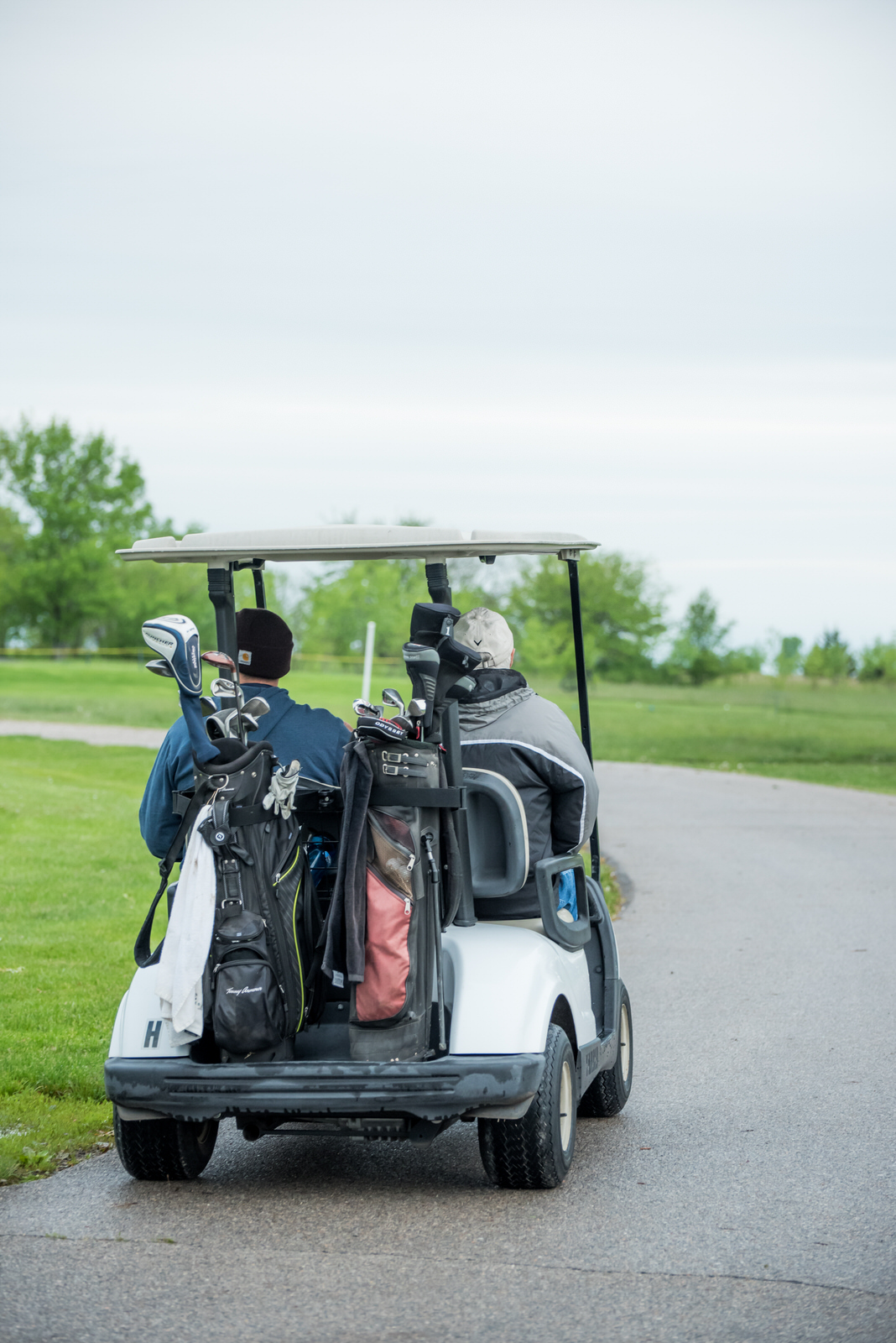  Off to warm up putting. 