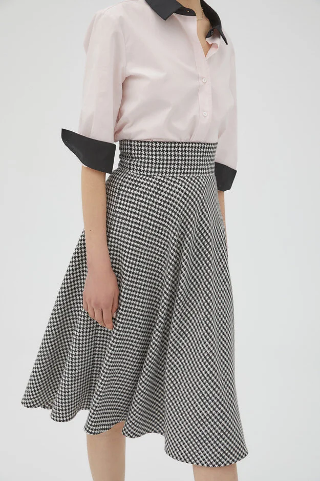 Falda de capa, de cintura alta ancha, en pata de blanco y negro