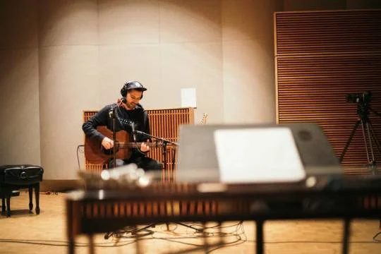 IN-STUDIO SESSION: S. CAREY AT THE CURRENT