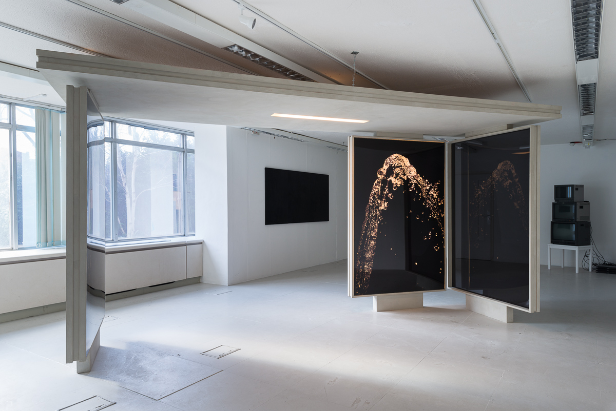 Fountain , 2014 Perspex, faux concrete, Duratrans photographic prints, fluorescent light 220 x 145 x 450 cm