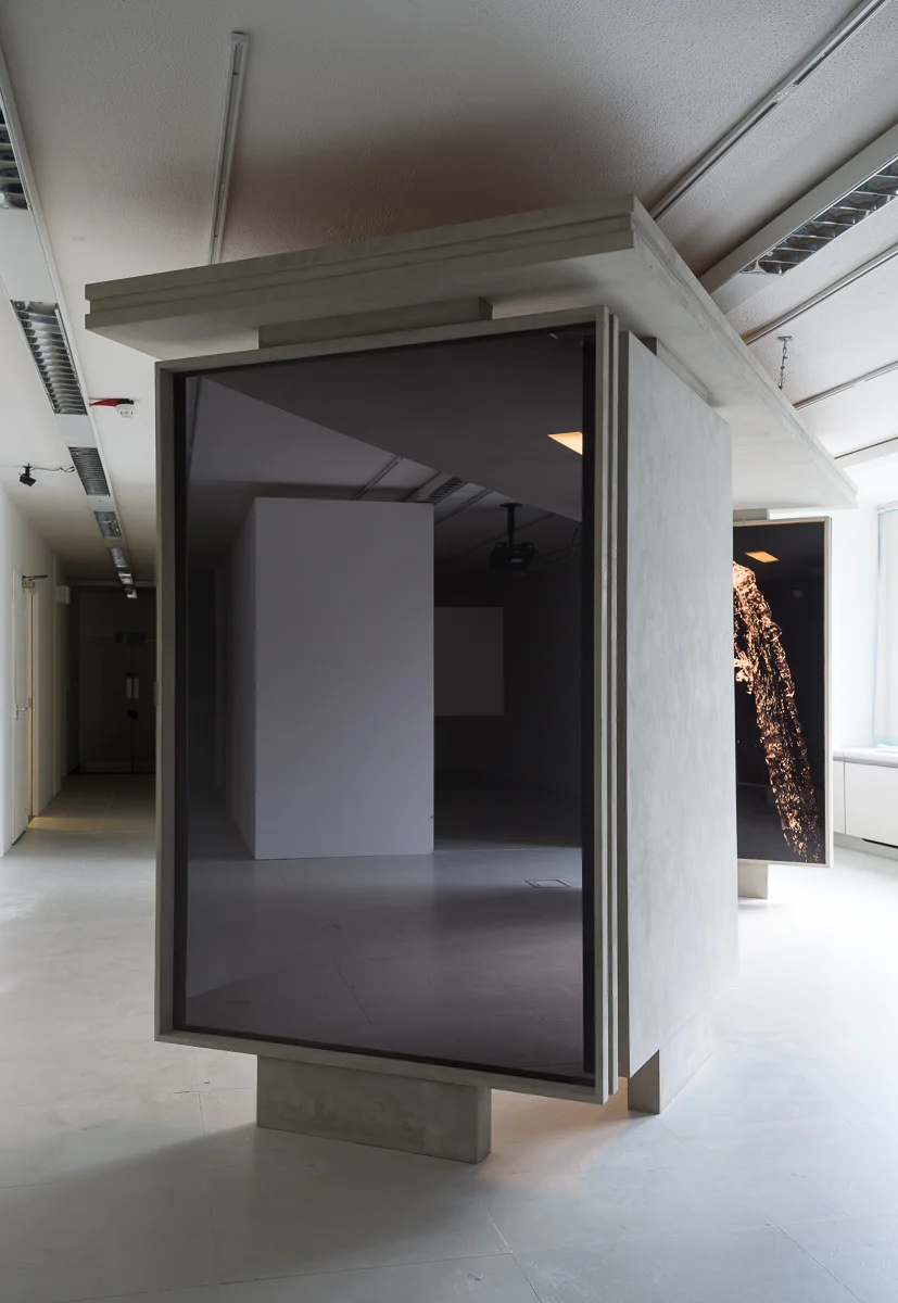 Fountain , 2014 Perspex, faux concrete, Duratrans photographic prints, fluorescent light 220 x 145 x 450 cm