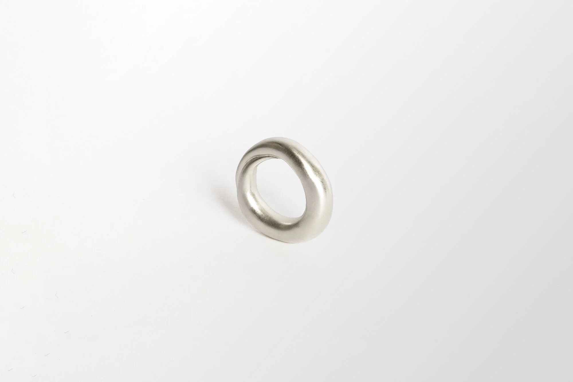 Root-knot ring in silver