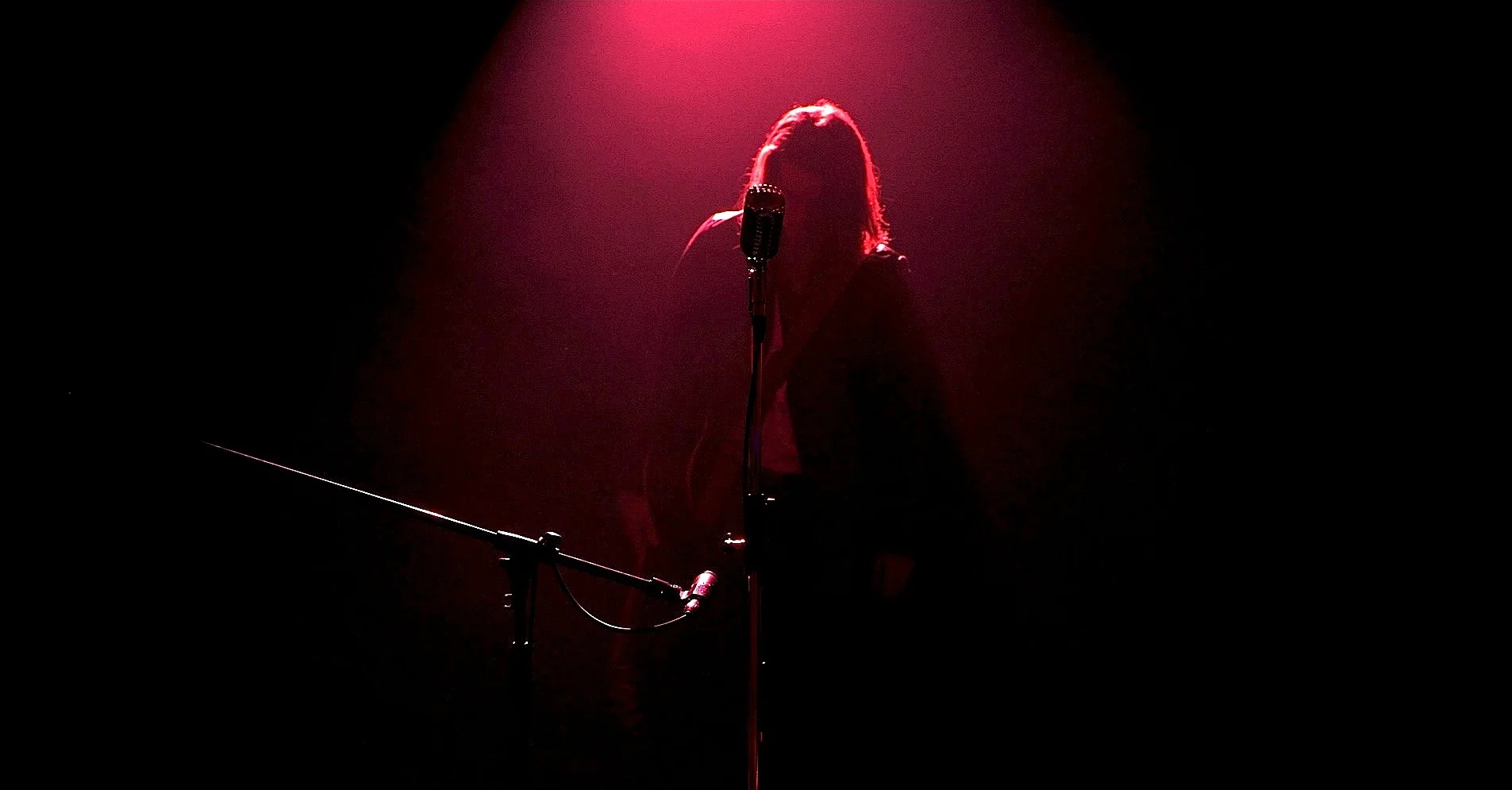ben-enters-stage-at-concert.jpg