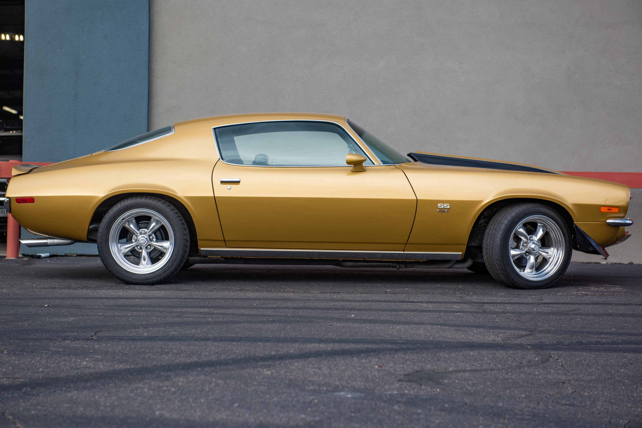 GoldCamaroSS454_01.jpg