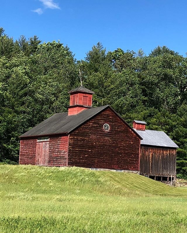 Color of the day is barn red.  Love this barn and the round window is special!
#barnlife #barnlover #berkshirestyle #berkshirebluesky #farmlife #finelinesinteriors