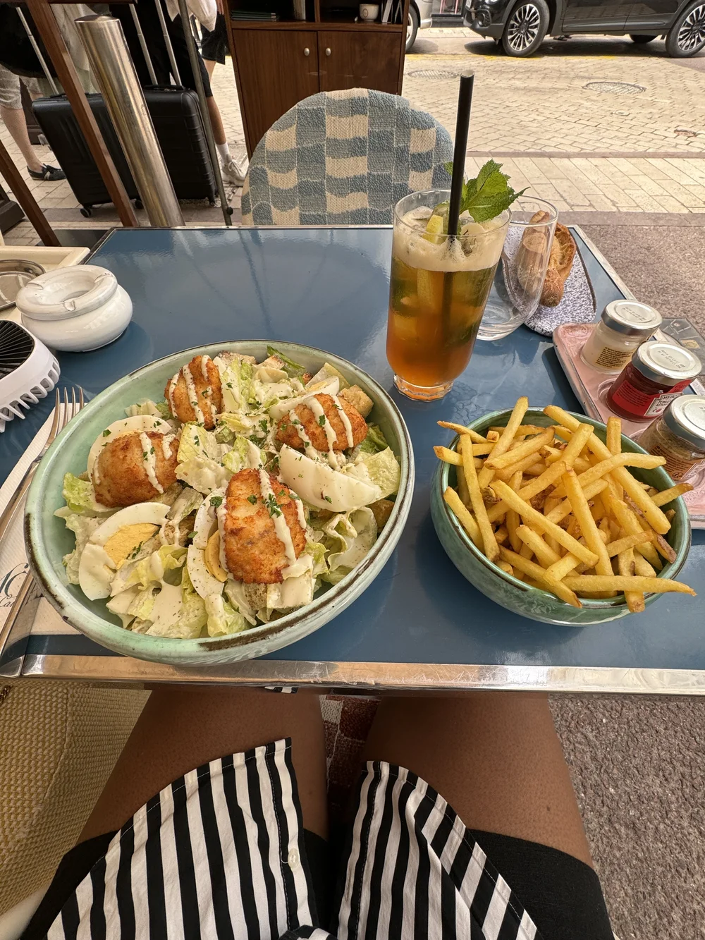 Mediocre food + Bad service = Moka
