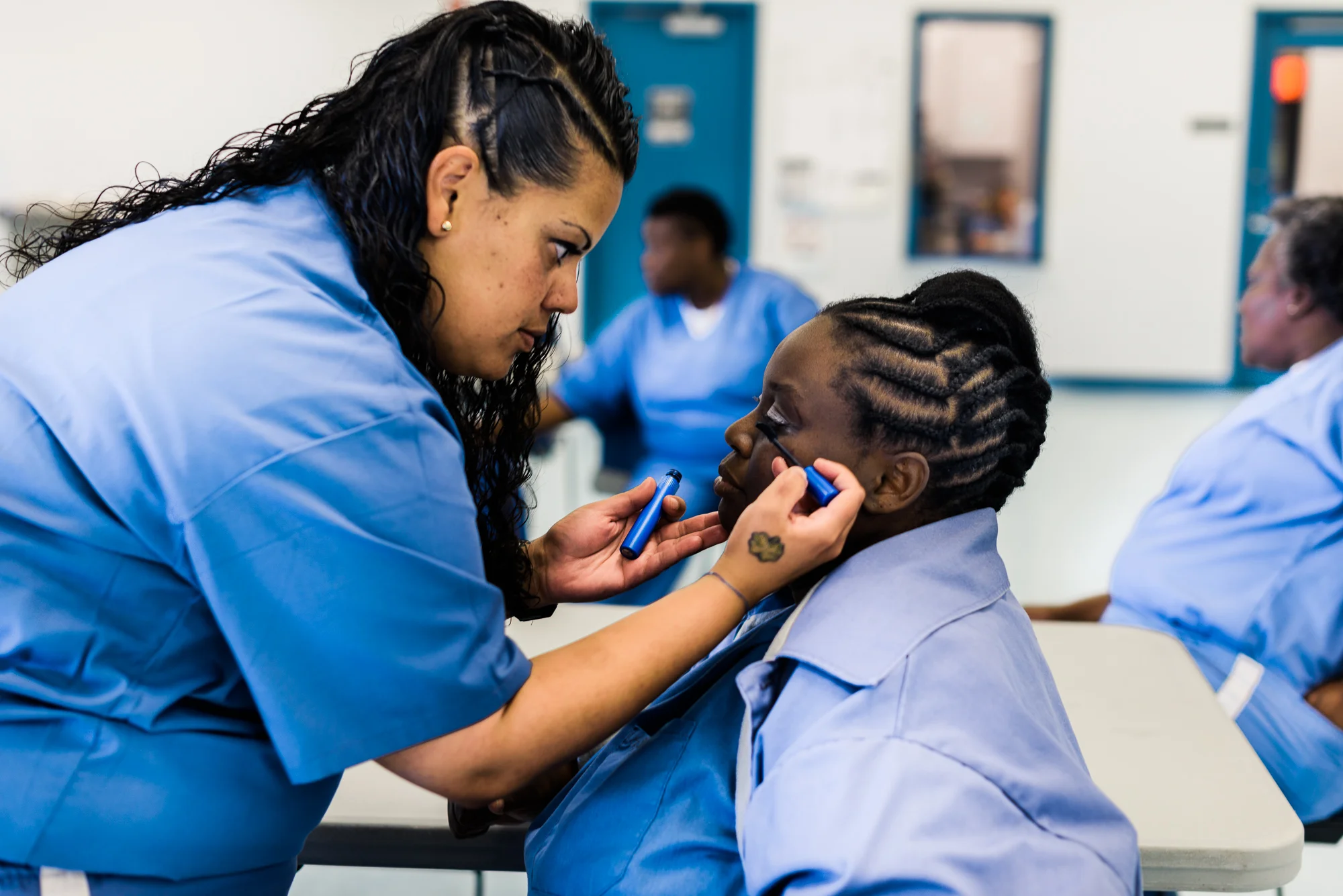 Jennissey puts eye makeup on Tashanika as they wait for their children to arrive at the Women’s Reception Center in Ocala, Florida.