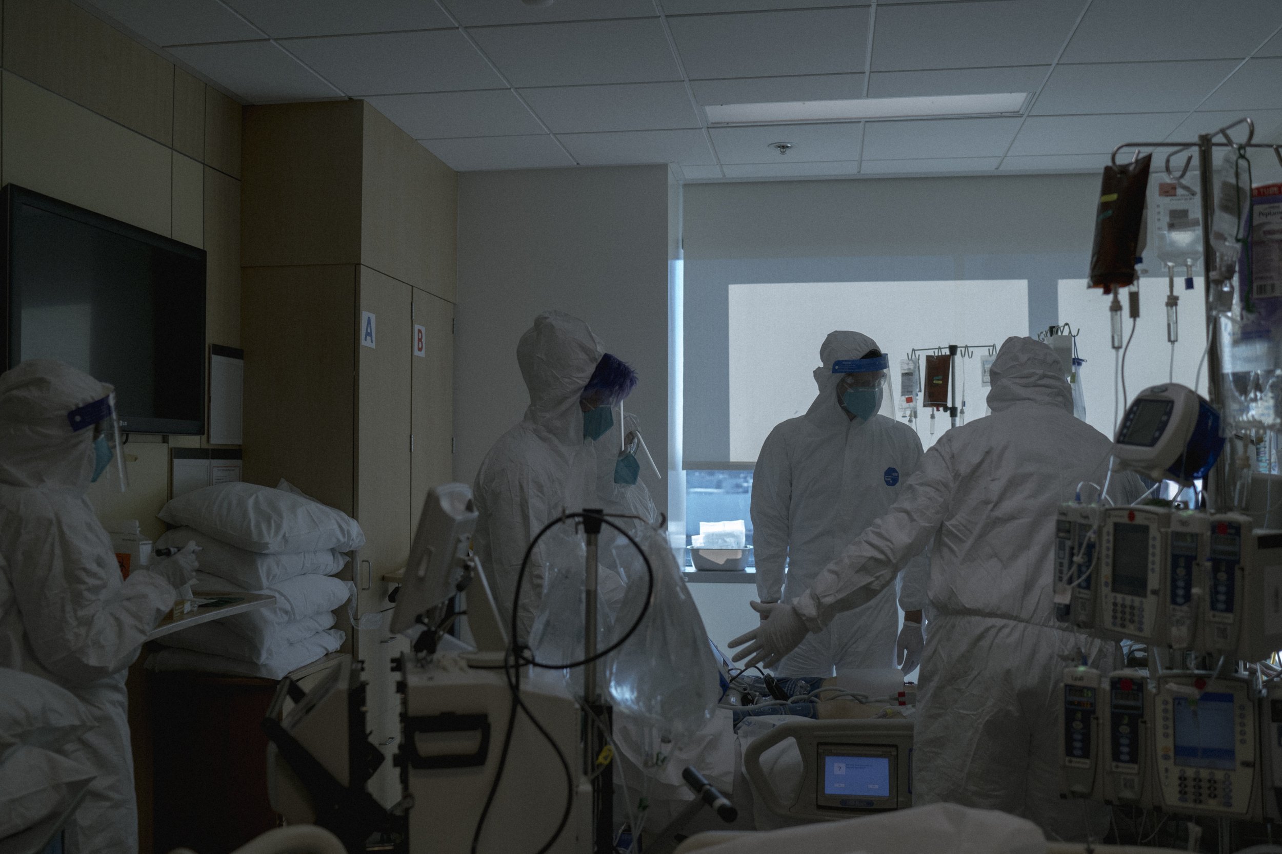  ICU nurses, respiratory therapists and Dr. Richter attempt to resuscitate a patient during a Code Blue. 