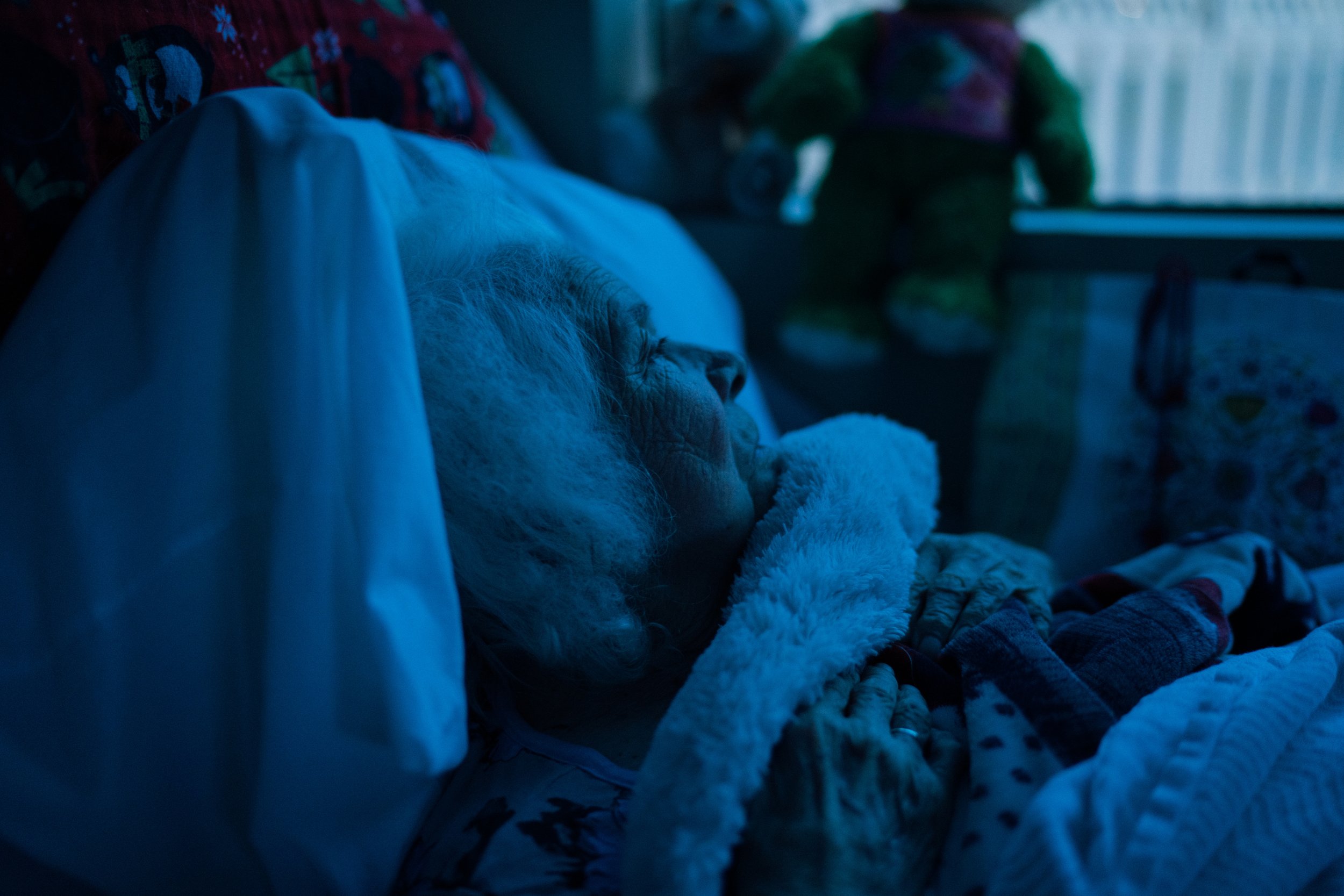  Juanita Lujan, 94, who has COVID-19, looks out the window of her room at Canyon Transitional Rehabilitation Center, a skilling nursing facility for residents of long-term care who are COVID positive, in Albuquerque, New Mexico. 