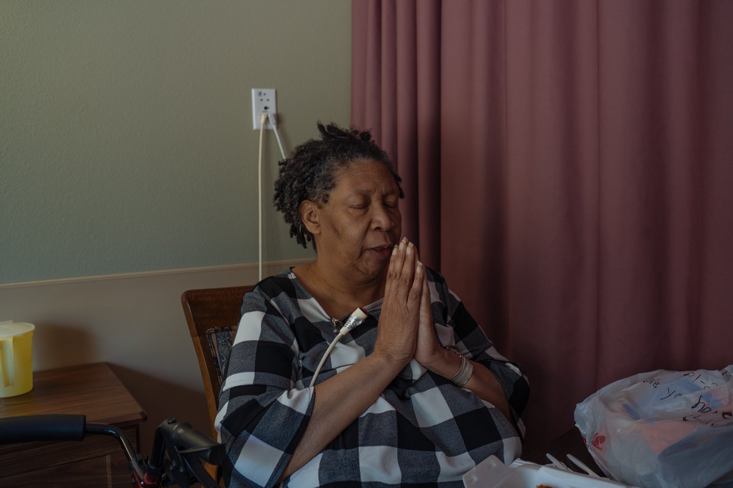  Sorala Kahn, 62, praying before her lunch. Ms. Kahn, a former nurse, learned she had Alzheimer’s disease two years ago. 