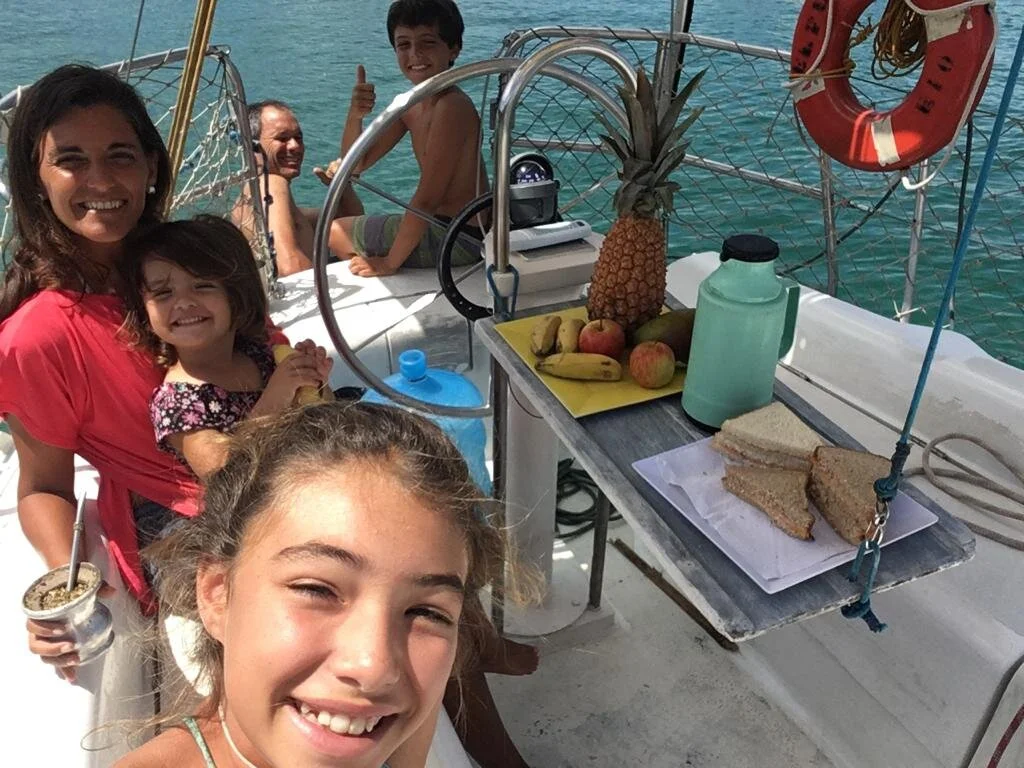 Cinco Integrantes de una Familia Apuestan a un Velero como Forma de Vida