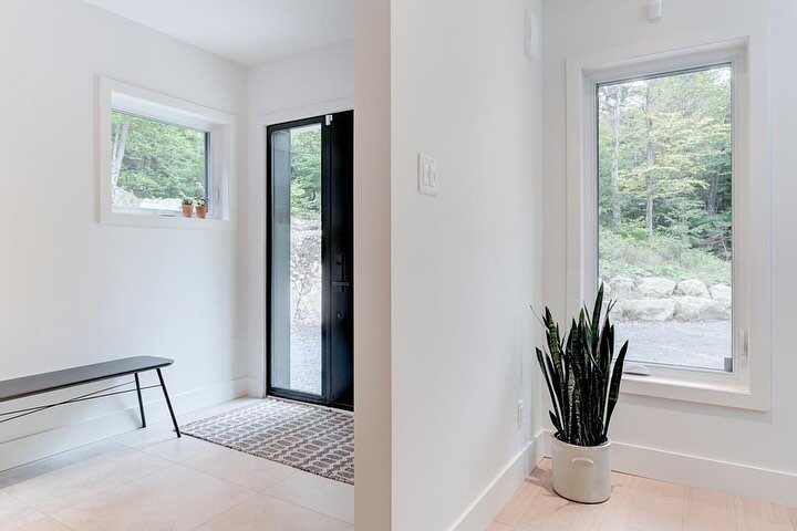 When clean and simple feels oh-so-right.  Using restraint in design can lead to a calming environment, free of visual clutter.
&bull;
&bull;
&bull;
Architecture: Grenier+Richards Architecture
Interior Design: @studio_findlay
Photography: Photographie