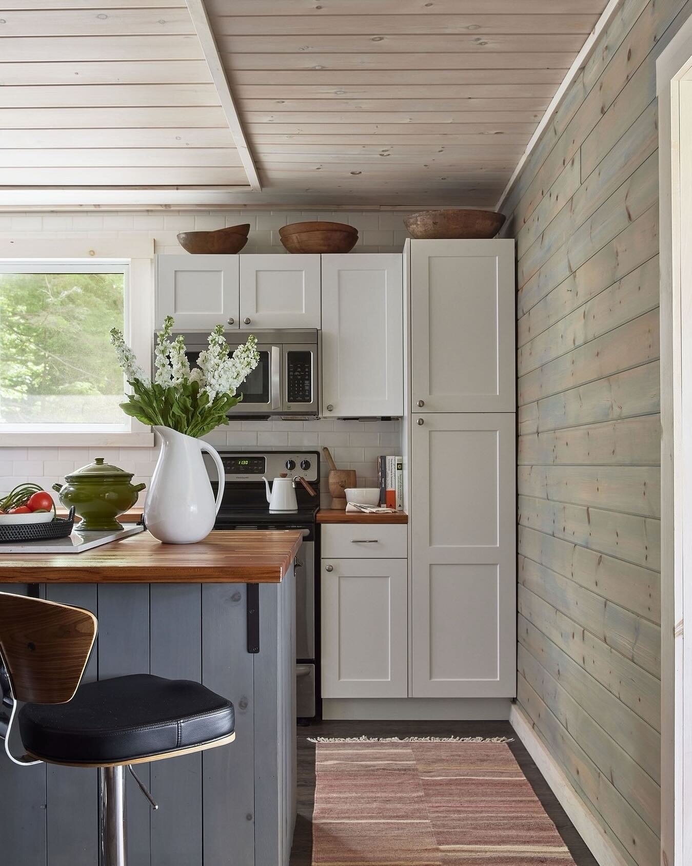 A simple white cottage kitchen, but make it unique! Adding in vintage finds, layers of texture and subtle colour tones give this cottage kitchen a beautiful lived in vibe. #projectlittlelakehouse
Design: @studio_findlay
Photos: @lomillerphoto
Styling