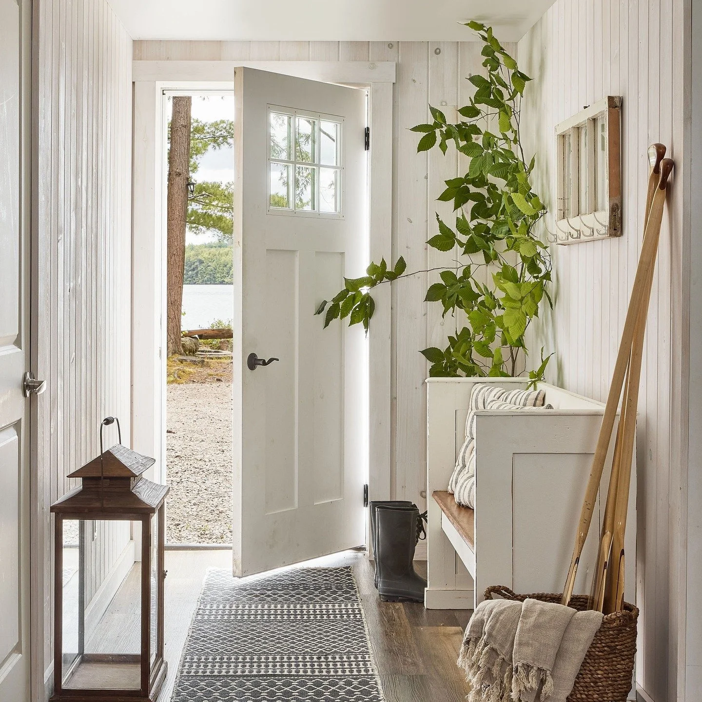 When the sun pours in&mdash;this little lake house is at its best. Summer, we&rsquo;re ready for you!
&bull;
photo: @lomillerphoto
design: @studio_findlay
styling: @_meandmo_
&bull;
&bull;
&bull;
#interiordesign #homedecor #houseandhome #idcoathome #