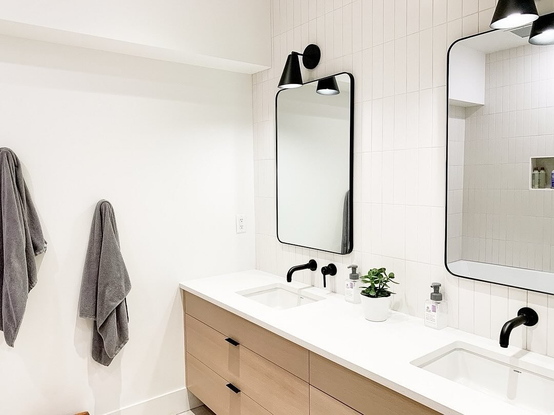 A well-designed shared bathroom is a quiet powerhouse.  It supports busy mornings, evening routines, and everything in between &mdash; without ever feeling overworked.
⠀⠀⠀⠀⠀⠀⠀⠀⠀
Our approach is simple: design for flow and function.
Sinks positioned f
