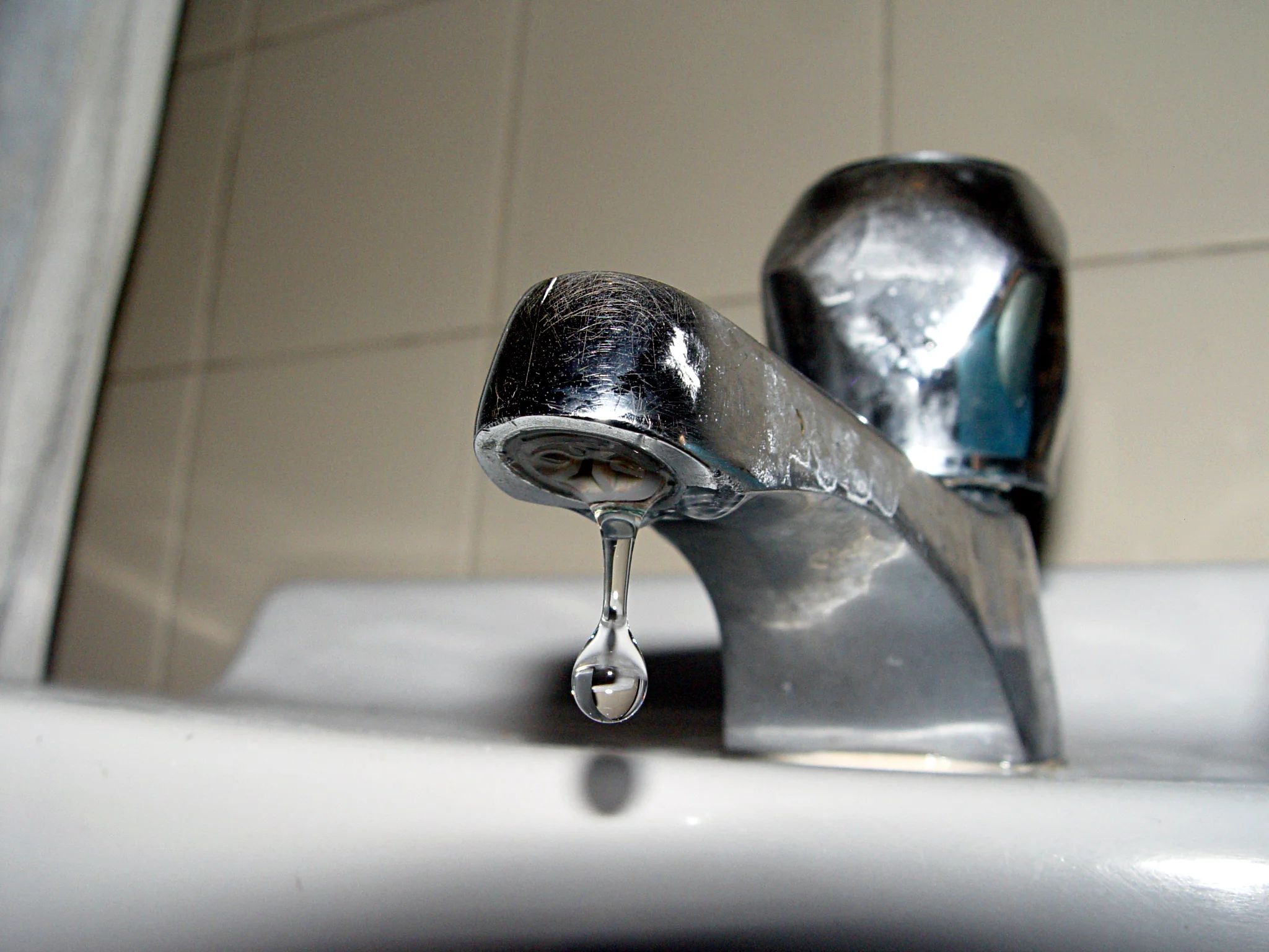 A leaking faucet leads to significant water waste. Photo by Ángelo González.