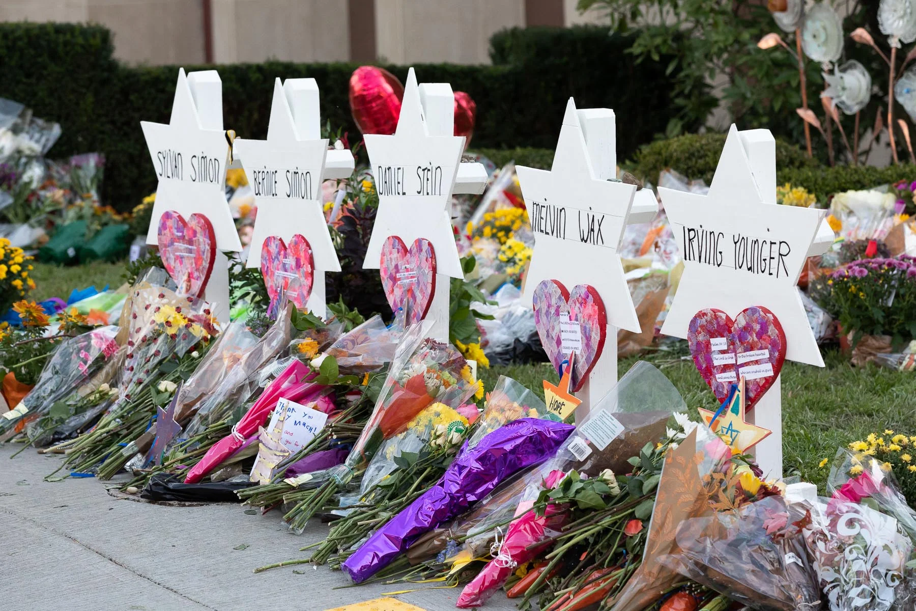 A memorial grows outside the Tree of Life Synagogue in the Squirrel Hill neighborhood in Pittsburgh. Official White House Photo by Andrea Hanks