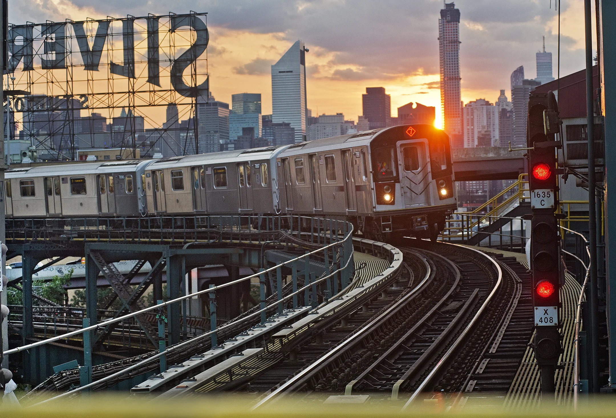 A no. 7 train chugs through Queens. Metropolitan Transportation Authority / Patrick Cashin.