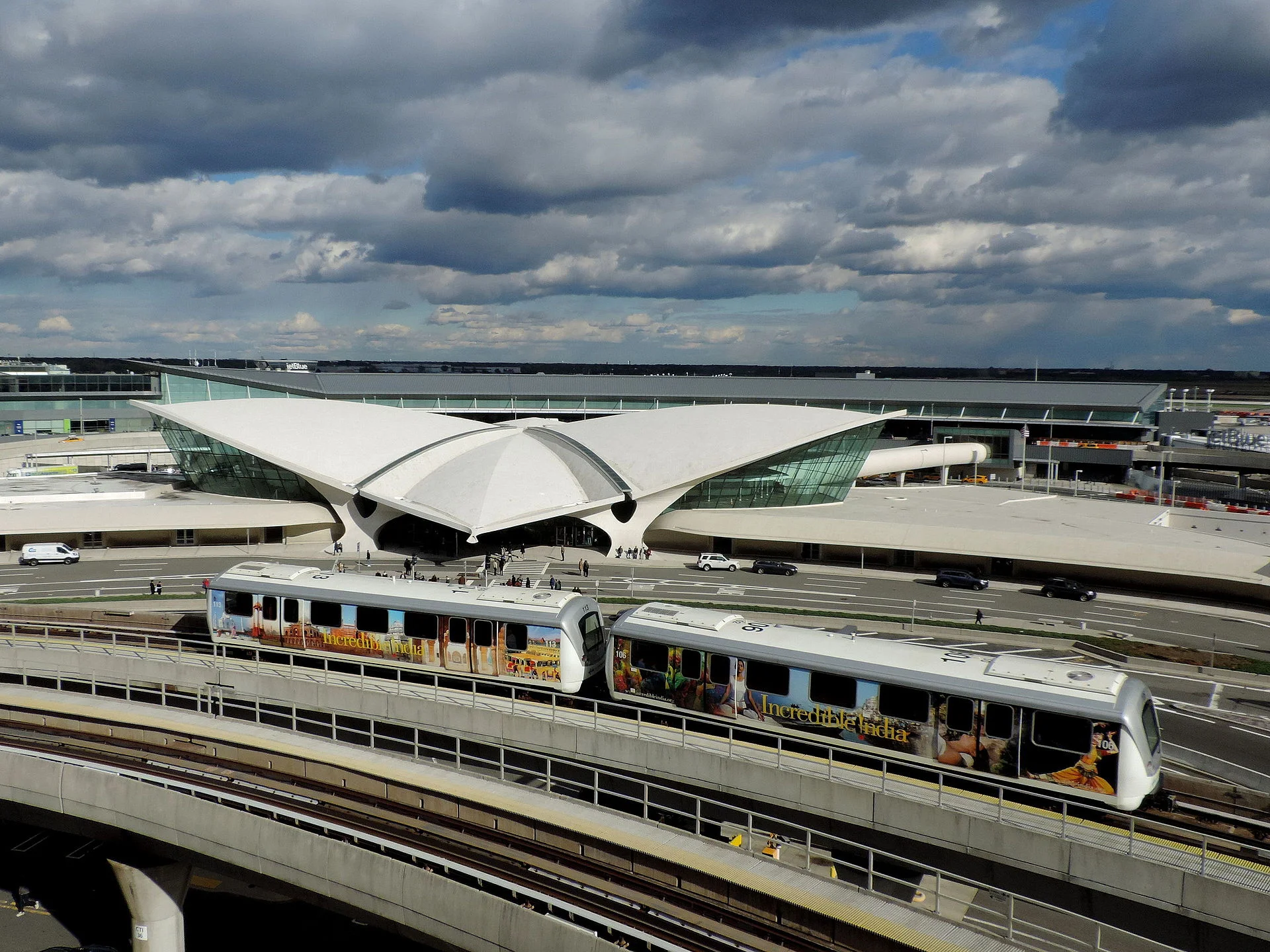 The JFK AirTrain Passes the TWA Flight Center. Photo by Jim.Henderson for Wikimedia Commons.