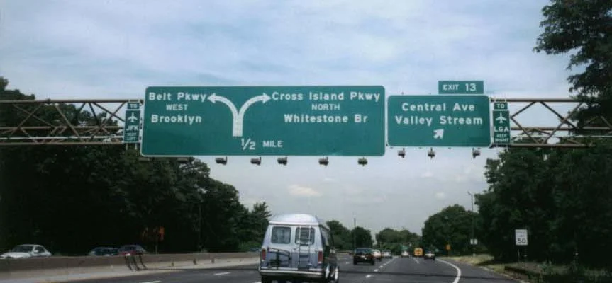The Southern State Parkway westbound at Exit 13 in North Valley Stream. Doug Kerr via Wikimedia.
