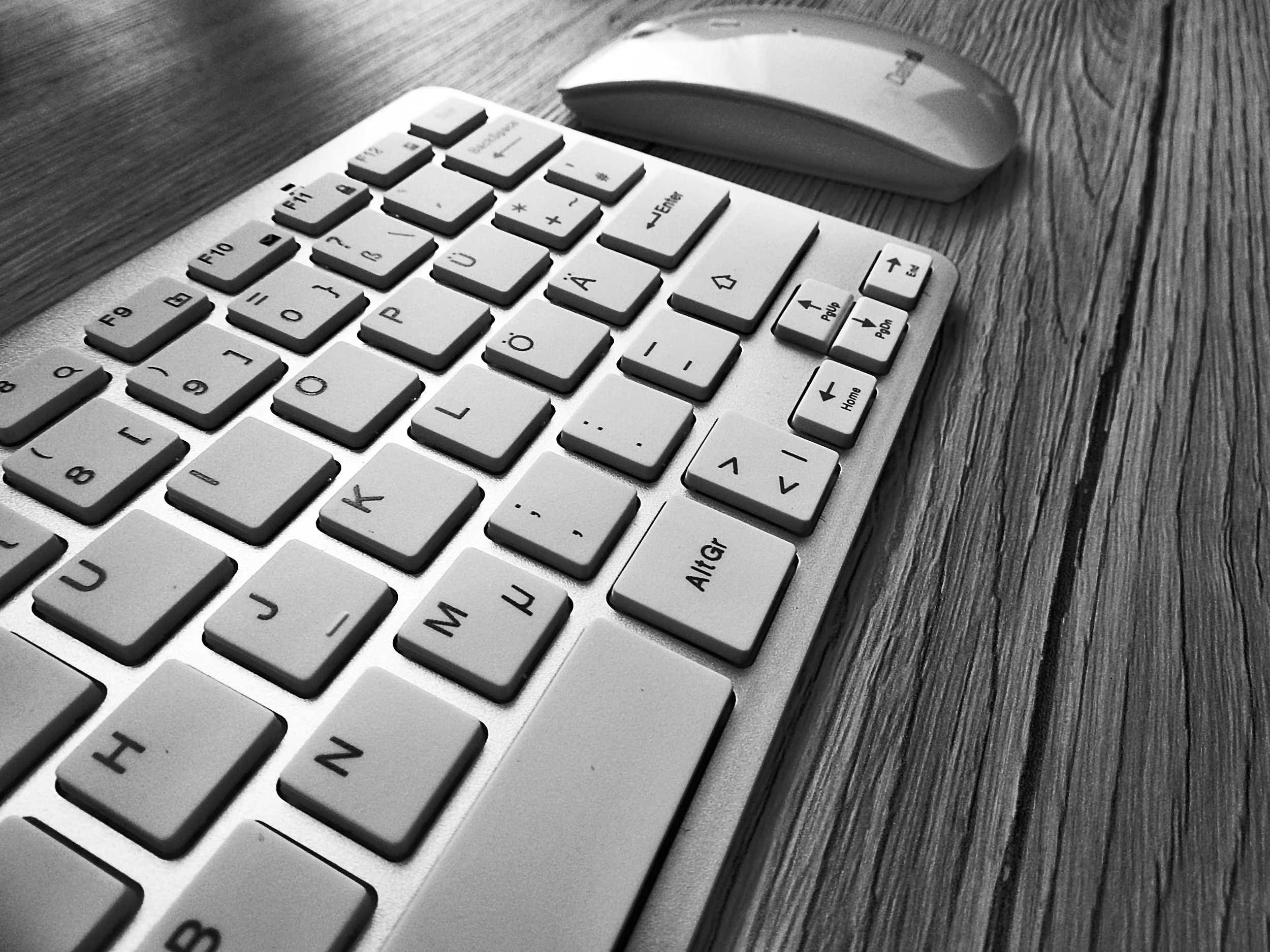 A Long Island city man allegedly downloaded, saved and then shared thousands of photos and videos of children as young three years old being sexually abused by adults. Image via Pexels.