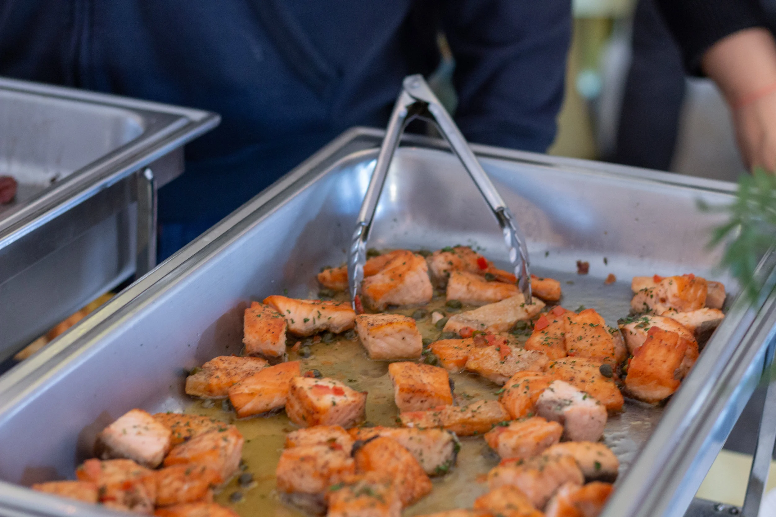 Salmon with white wine and capers.