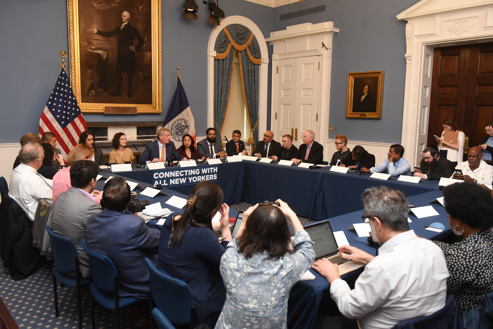 Mayor Bill de Blasio speaks with reports from various community and ethnic media outlets, including the Queens Daily Eagle . Photo via Michael Appleton/Mayoral Photography
