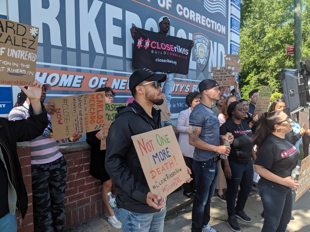 Close Rikers activist Vidal Guzman demonstrated at the entrance to Rikers Island Tuesday. Eagle photo by Phineas Rueckert.