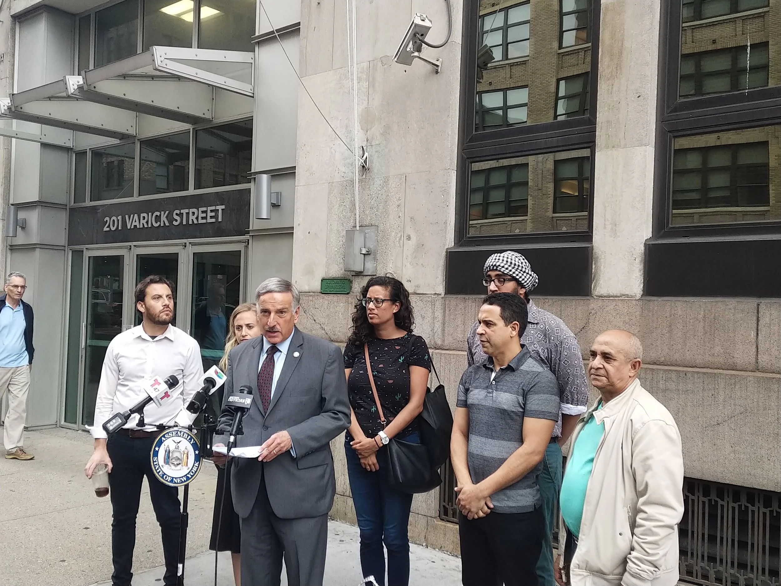 Assemblymember David Weprin demonstrates against indefinite detention of immigration detainees last year. Photo courtesy of Weprin’s Office.