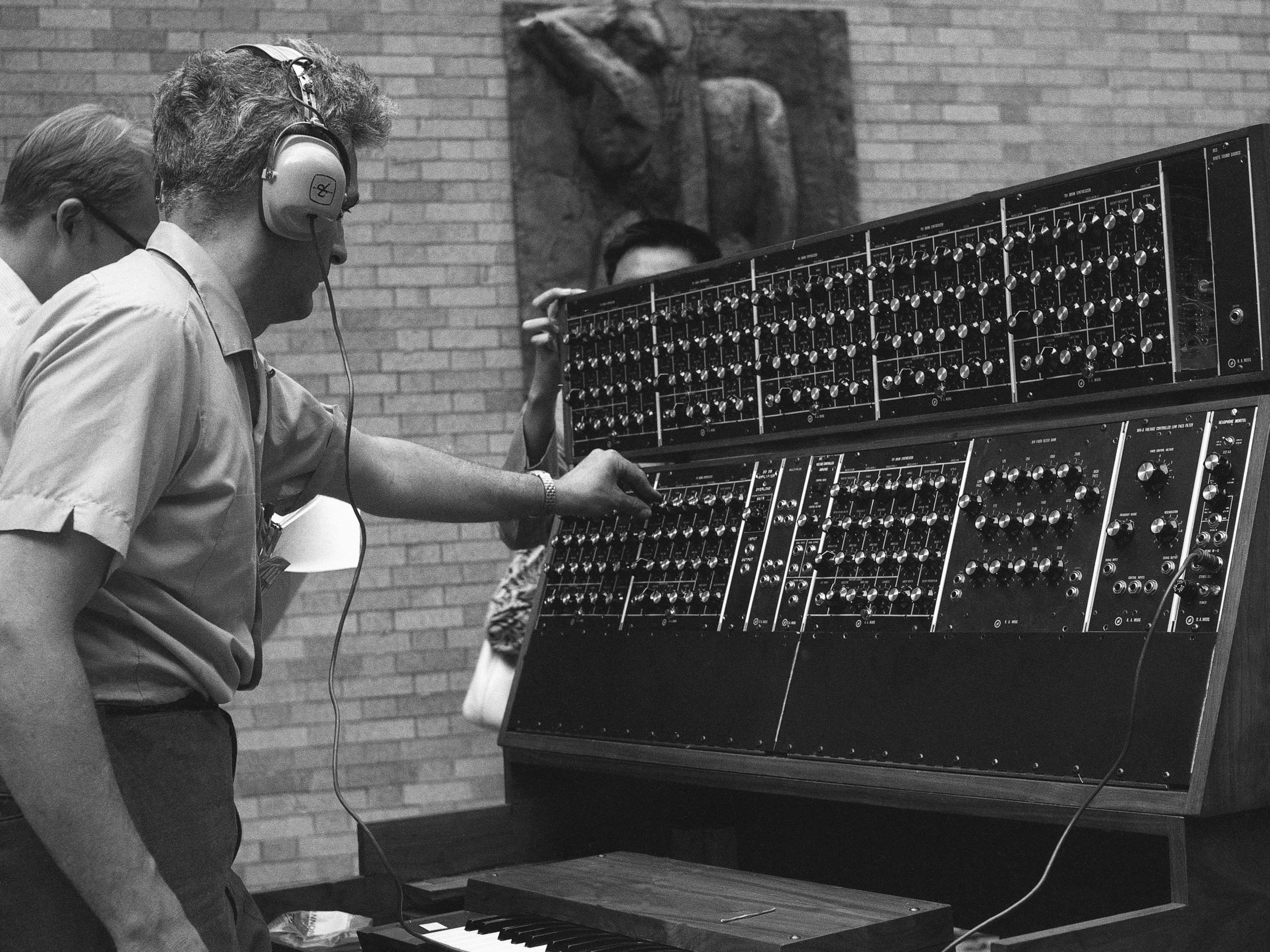 Примеры электронной музыки. Синтезатор MOOG Retro. Robert Arthur MOOG. Ханс Циммер и и его синтезатор MOOG, 1970-Е..