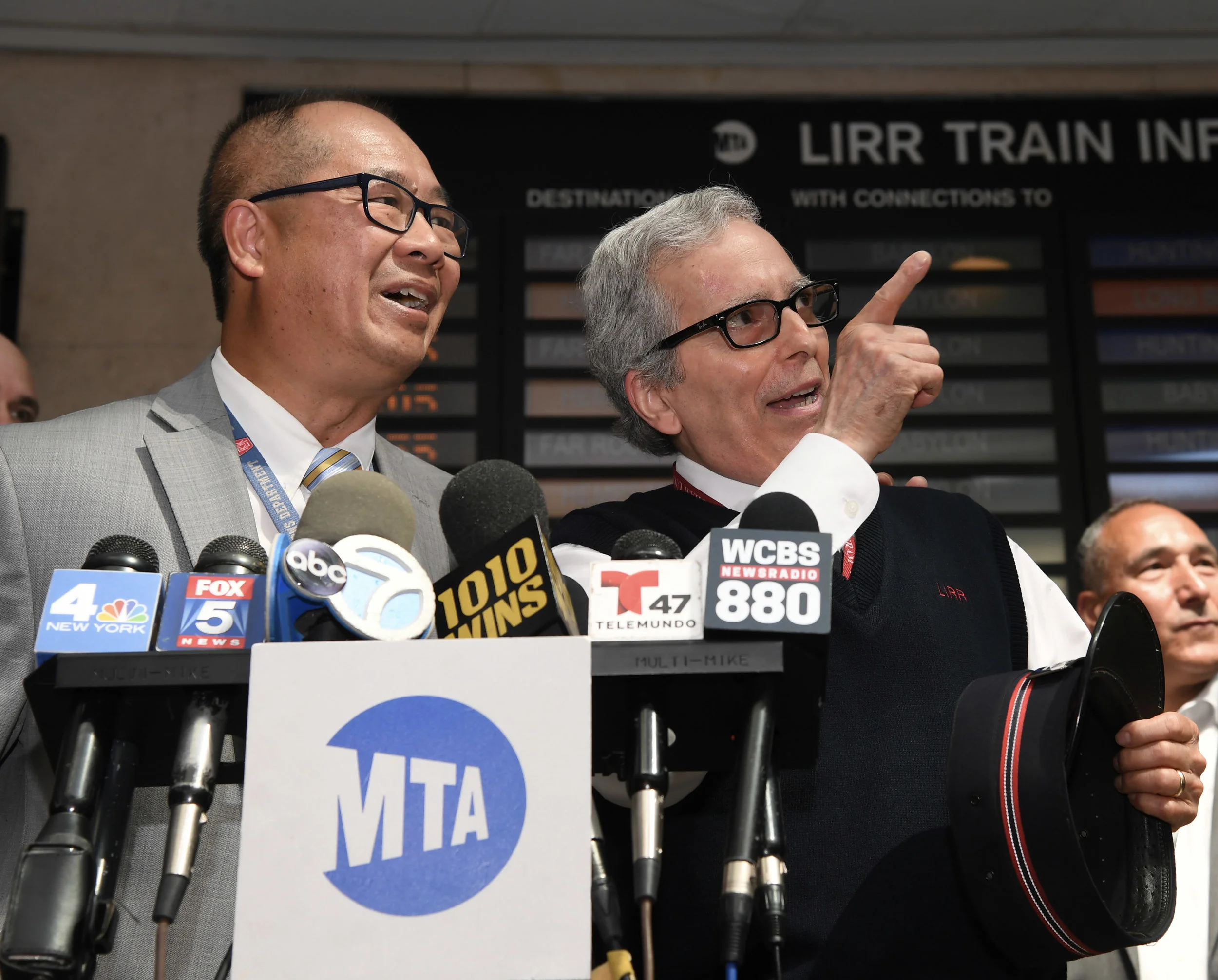LIRR conductor returns $9,000 that rider left on train